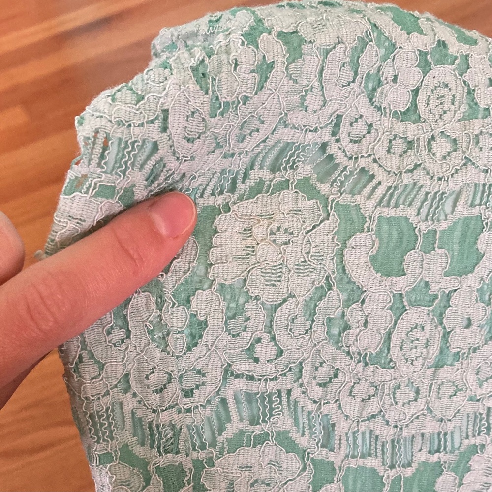Women’s size small Aryn K mint green/sea green lace skirt with zipper and clasp - Picture 9 of 9